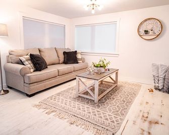 Cozy Farmhouse Suite - Logan - Living room