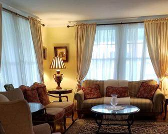 The Victoria Inn Bed & Breakfast and Pavilion - Hampton - Living room