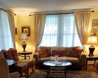 The Victoria Inn - Hampton - Living room