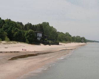 Simple Cottage Set in the Woods by Lake Michigan - New Buffalo - Strand