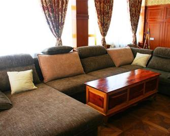 Aba Tibetan Style Hotel - Ngawa - Living room