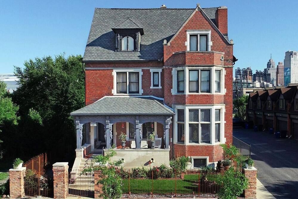 Private Studio Apartment 2 Blocks from all arenas! Event Parking Included - דטרויט - בניין