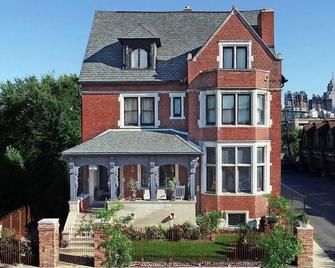 Private Studio Apartment 2 Blocks from all arenas! Event Parking Included - Detroit - Edificio