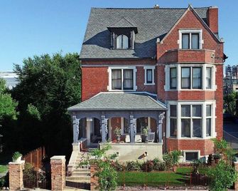 Private Studio Apartment 2 Blocks from all arenas! Event Parking Included - Detroit - Edificio