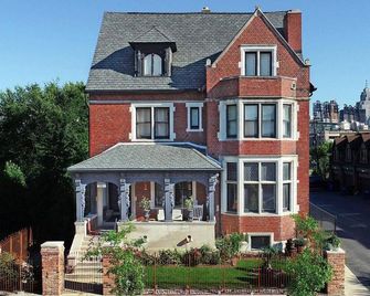 Private Studio Apartment 2 Blocks from all arenas! Event Parking Included - דטרויט - בניין