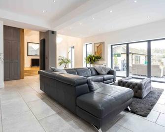 Manchester Luxury Country House Close To The City With Hot Tub & Bbq Fire Pit. - Mánchester - Sala de estar