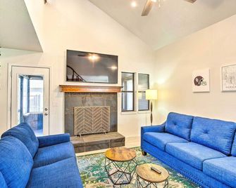 Updated Norman Getaway w/ Porch + Fire Pit! - Norman - Living room