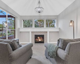 Modern Farmhouse with a Texas Twist, Freshly Updated, Cypress Home 3/2.5 - Cypress - Living room