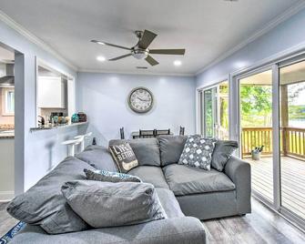 Relaxing Riverfront Cottage w/ Boat Dock! - Gloucester - Living room