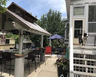Great downtown location in one of Grand Haven's most famous historic homes - Grand Haven - Bar