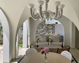 Byblos Aria-The Sea Side Luxury Villa - Skala Sotiros - Sala de estar