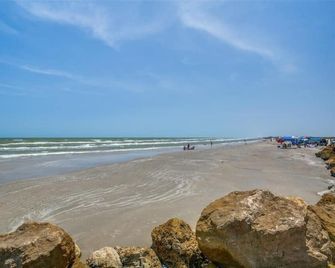 Relax And Enjoy Water Views Of The Gulf And Beautiful Home So Near The Beach! - Freeport - Playa