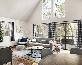 Hot Tub, Firepit, Large Yard, Screened Porch, Wifi - Berkeley Springs - Pokój dzienny