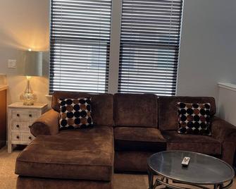 Charming 1-bedroom condo in awesome Modesto with WiFi, AC - Modesto - Living room