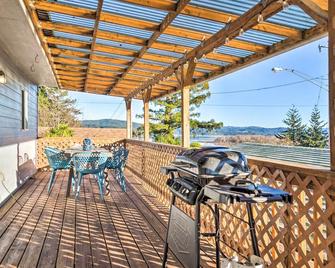 Fire Pit and Bay Views North Bend Home! - North Bend - Balcony