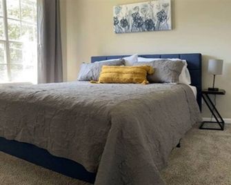 Stockbridge Modern Home w/ Master on Main - Stockbridge - Bedroom