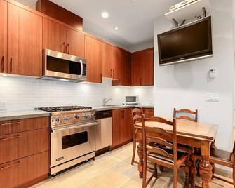 Super cute 2 bedroom suite in Point Grey - Vancouver - Kitchen