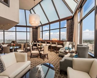 Urban Oasis in the Heart of Alexandria! 3 Relaxing Units, Swimming Pool! - Alexandria - Lounge