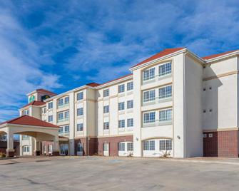 La Quinta Inn & Suites by Wyndham Dodge City - Dodge City - Building