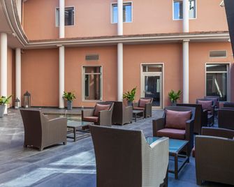 أوتل بورثيل تورنيو - إشبيلية - شرفة مرصوفة