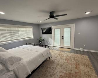 Newly renovated 3B/2Bath house in historic League City, walkable to shops & Food - League City - Bedroom
