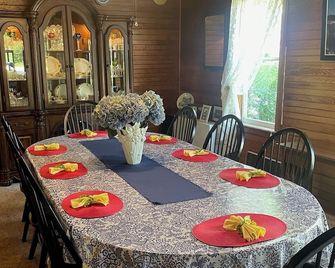 Spacious, Relaxing, Simplified Living With The Best Screened Porch Of All! - Thousand Island Park - Dining room