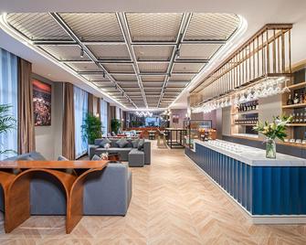 Country lnn & Suites by Radisson,Shanghai Hongkou Football Stadium and Chifeng Road Station - Shanghai - Building