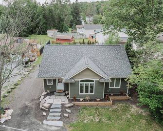 Muskoka cottage with pool - Huntsville - Building