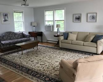 Beautiful beach front home on exclusive Scraggy Neck for rent - Cataumet - Sala de estar