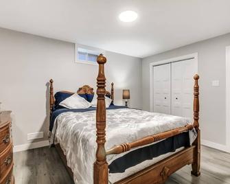 Luxury & private 3 bed unit kitchen wifi park mall - London - Bedroom