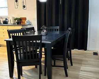 Blessed Beyond Measure King with Ensuite - Norwalk - Eetruimte