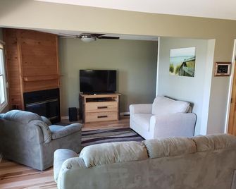 Beautiful Waterfront Home on Mullett Lake! Perfect for YOUR family vacation! - Indian River - Living room