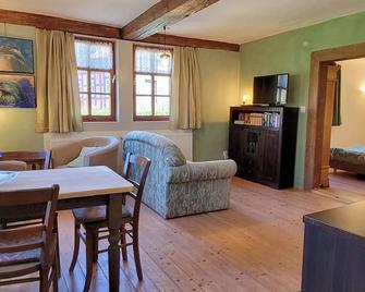 Quiet vacation apartment in Glücksbrunn Castle Park - right next to Altenstein Park - Bad Liebenstein - Dining room
