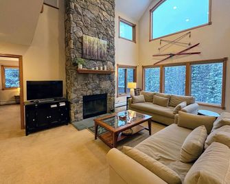 Spacious private home, ski views, pool table, ping-pong, privacy, steps to Mt Wash Hotel - 卡羅爾(新罕布什爾州) - 客廳