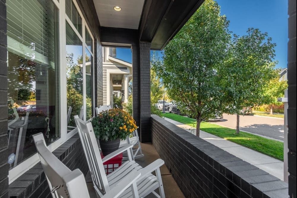Spacious, bright & cozy Central Park 5 BR Home Away from Home near UC-Anschutz - דנבר - מרפסת