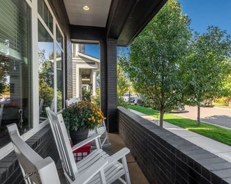 Spacious, bright & cozy Central Park 5 BR Home Away from Home near UC-Anschutz - Denver - Varanda