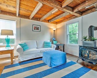 Rockland Home with Deck 5 Mins to Historic Downtown! - Rockland - Living room