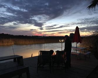 3 Bedroom, 2 Bath Round House On The Bay And Bayou Sleeps 13 - Port Lavaca - Patio