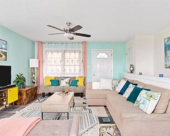 Cozy Cabin in the Clouds . Hot Tub, Wineries, Skyline - Front Royal - Sala de estar