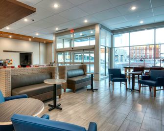 Holiday Inn Express & Suites Omaha Downtown - Old Market By IHG - Omaha - Lounge