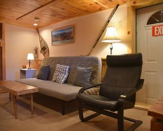 5 Bedrooms 3 Baths Sleeps 10. Clean. Comfortable. Affordable. - Lake Placid - Living room