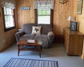 Huckleberry Cottage At Cozy Nook - Lake George - Living room