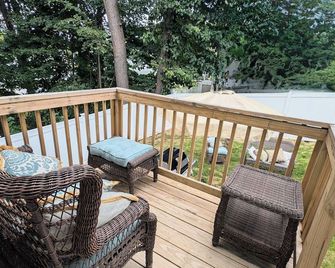 Brand new house close to downtown & attractions. Fenced in- Pet/family friendly - Worcester - Balcón