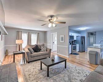 King George Home - 9 Mi to Caledon State Park - King George - Living room