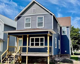 Retro-Ish Downtown, 1 Bedroom Upper - Ishpeming - Building