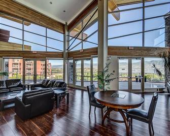One Bedroom Condo With Gorgeous Lake Views And World Class Amenities - West Kelowna - Living room