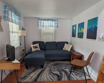 Serene 1-bed cottage + Loft in Whitefield Ski, Sled, Hike Cannon Bretton Woods - Whitefield - Living room