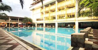 尼瑪拉會務中心酒店 - 登巴薩 - 登巴薩 - 游泳池