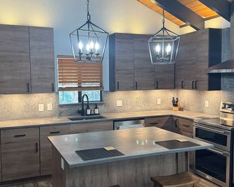 Graeagle Tranquility: Spacious Remodeled 3 Bed, 2 Bath Home, pet friendly. - Graeagle - Kitchen
