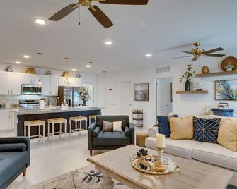 Beautiful Port St Lucie Home With Hot Tu - Port St. Lucie - Wohnzimmer